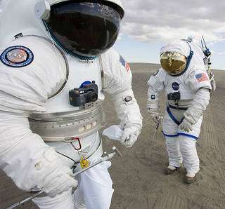 Costum de cosmonaut cu folii reflective NASA